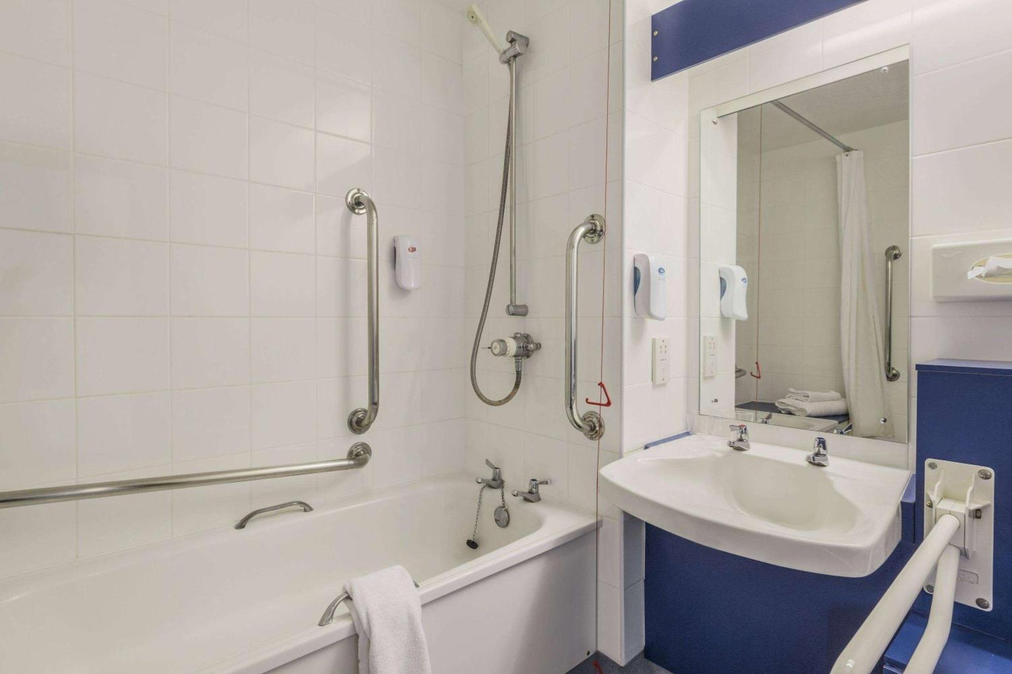 Days Inn Magor Eksteriør billede